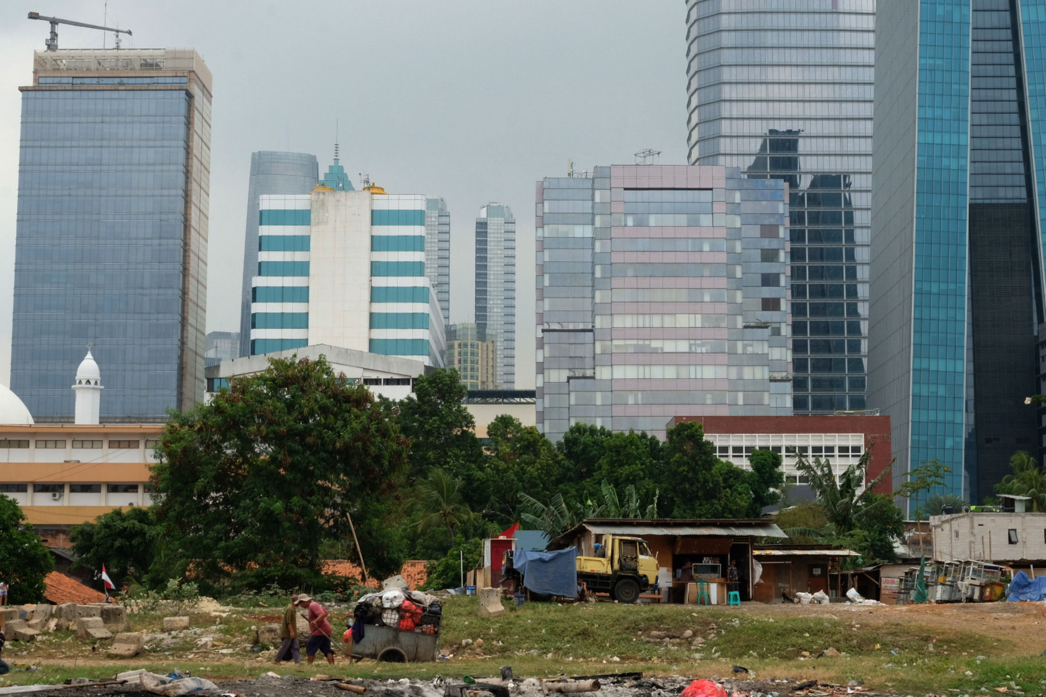 Landskap gedung perkantoran dari kawasan Menteng Dalam, Jakarta, Senin, 27 September 2021. Foto: Ismail Pohan/TrenAsia