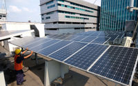 Pekerja memeriksa intalasi panel surya di gedung Dirjen Ketenagalistrikan Kementerian ESDM, di Jalan Rasuna Said, Kuningan, Jakarta, Senin, 27 September 2021. Foto: Ismail Pohan/TrenAsia