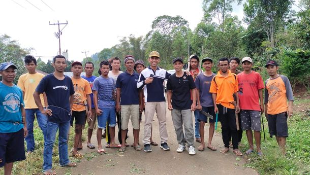 Bersama Warga, Plt Camat Ruteng Gotong-Royong Bersihkan Ruas Jalan Cancar-Goloworok