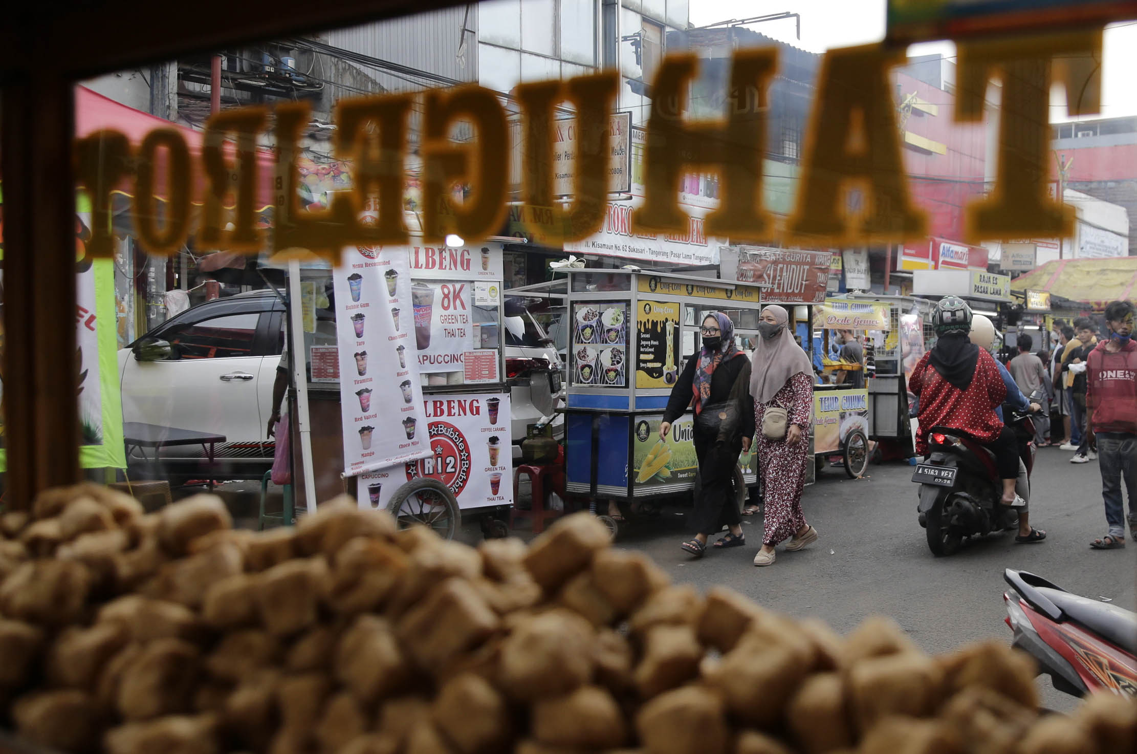 Nampak aktifitas sejumlah pedagang kaki lima (PKL) berjualan di kawasan wisata kuliner Pasar Lama ,Kota Tangerang, Banten. Senin 27 September 2021. Foto : Panji Asmoro/TrenAsia