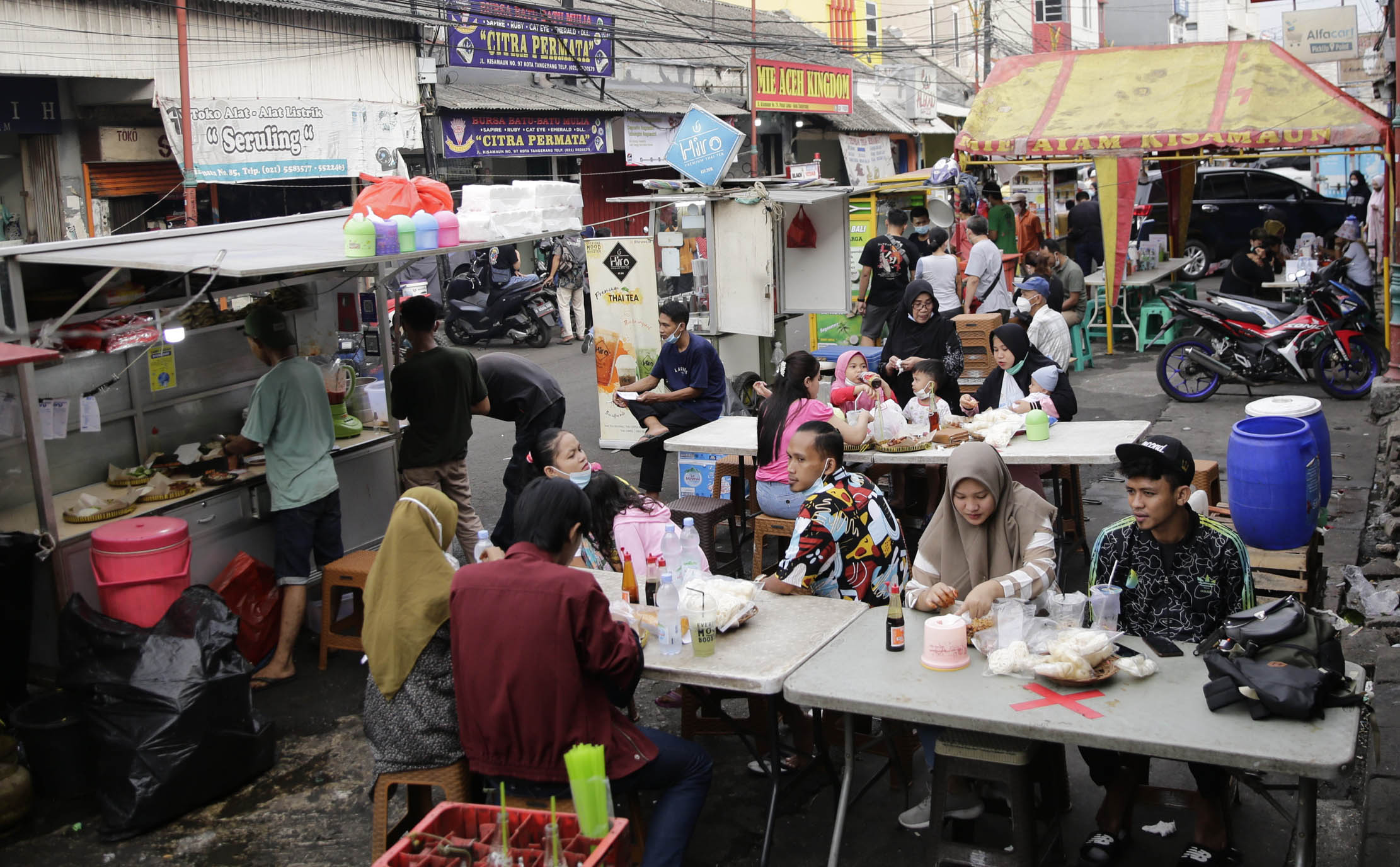 Nampak aktifitas sejumlah pedagang kaki lima (PKL) berjualan di kawasan wisata kuliner Pasar Lama ,Kota Tangerang, Banten. Senin 27 September 2021. Foto : Panji Asmoro/TrenAsia