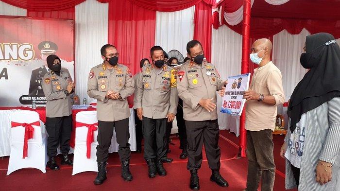 Penyerahan bantuan tunai Rp 1,2 juta untuk PKL di Banjarmasin, Senin (27/9/2021).