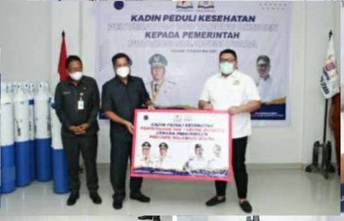 Ketua Kadin Sulut, Rio Dondokambey saat menyerahkan bantuan tabung gas untuk sejumlah rumah sakit di Sulut. (Foto:Istimewa)