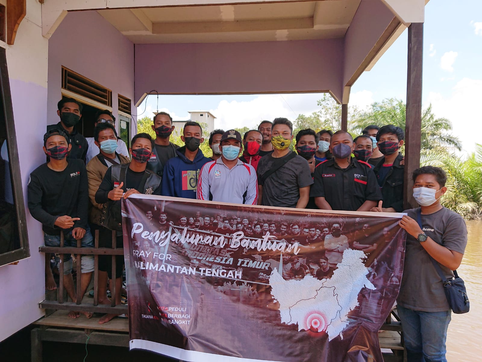 Foto bersama usai menyerahkan bantuan. 