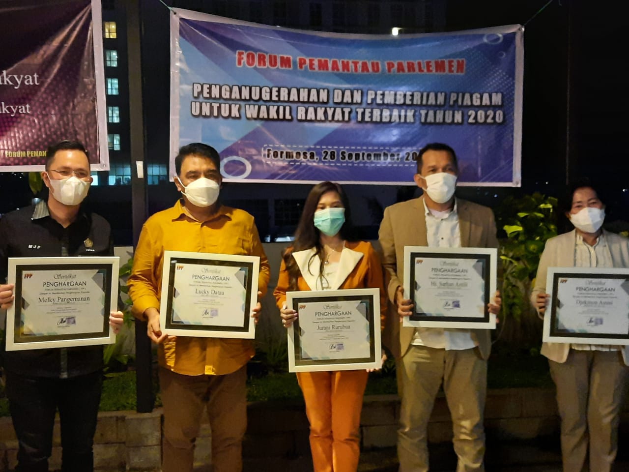 Lima anggota dewan menerima penghargaan sebagai legislator terbaik dari Forum Pemantau Parlemen Sulawesi Utara. (Foto:Istimewa)