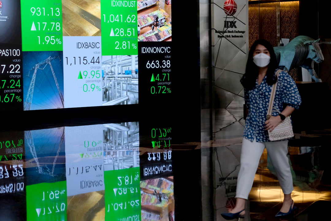 Karyawan beraktivitas dengan latar layar pergerakan indeks harga saham gabungan (IHSG) di gedung Bursa Efek Indonesia (BEI), Jakarta, Rabu, 29 September 2021. Foto: Ismail Pohan/TrenAsia