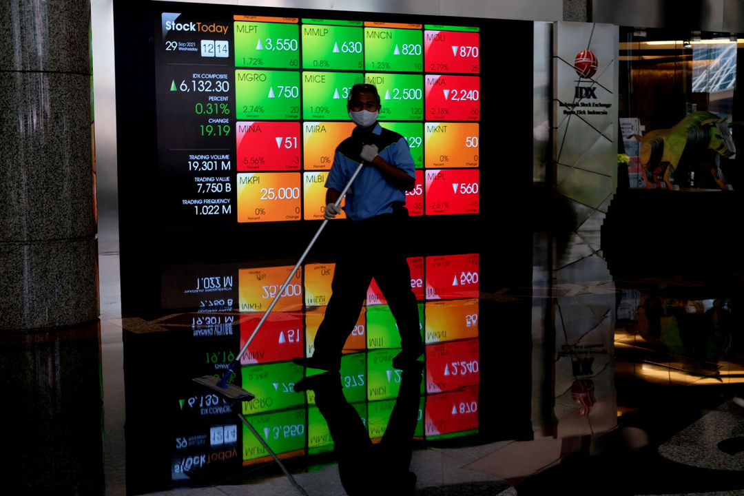 Karyawan beraktivitas dengan latar layar pergerakan indeks harga saham gabungan (IHSG) di gedung Bursa Efek Indonesia (BEI), Jakarta, Rabu, 29 September 2021. Foto: Ismail Pohan/TrenAsia