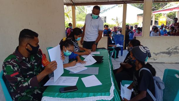 Kepdes Lewomada Bekerja Sama dengan Tim Medis Puskesmas Watubaing Gelar Vaksinasi Massal