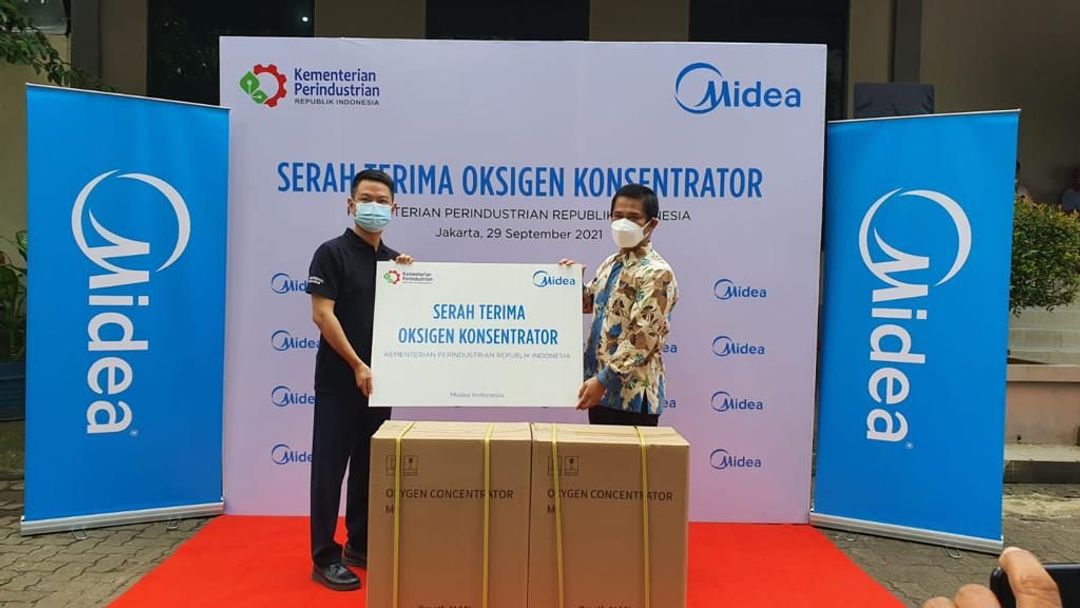 President Director PT Midea Planet Indonesia Dennis Jiang (kiri) memberikan donasi 50 unit Smart Oxygen Concentrator kepada Direktur Industri Elektronika dan Telematika Kemenperin Ali Murtopo Simbolon (kanan), di kantor Kementerian Perindustrian, Jakarta, Rabu, 29 September 2021.