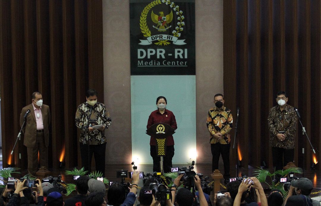 Ketua Umum DPP Partai Golkar Airlangga Hartarto menyerahkan nama pengganti Azis Syamsuddin sebagai pimpinan DPR RI kepada Ketua DPR Puan Maharani di Media Center DPR, Kompleks Parlemen, Senayan, Jakarta, Rabu 29 September 2021. Foto : Panji Asmoro/TrenAsia