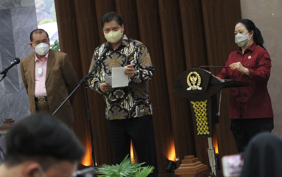 Ketua Umum DPP Partai Golkar Airlangga Hartarto menyerahkan nama pengganti Azis Syamsuddin sebagai pimpinan DPR RI kepada Ketua DPR Puan Maharani di Media Center DPR, Kompleks Parlemen, Senayan, Jakarta, Rabu 29 September 2021. Foto : Panji Asmoro/TrenAsia