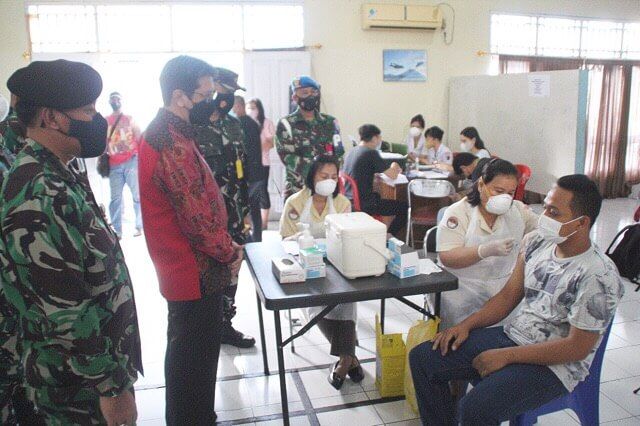 Kegiatan serbuan vaksinasi massal di Lanud Sam Ratulangi. (Foto:Istimewa)