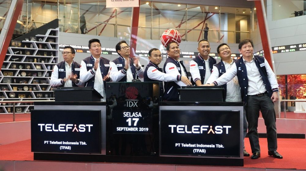 Direksi PT Telefast Indonesia Tbk (TFAS) saat pencatatan perdana saham di Main Hall Bursa Efek Indonesia, Jakarta, 17 September 2019. 