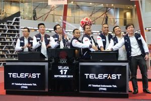 Direksi PT Telefast Indonesia Tbk (TFAS) saat pencatatan perdana saham di Main Hall Bursa Efek Indonesia, Jakarta, 17 September 2019. 