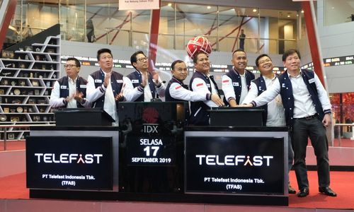 Direksi PT Telefast Indonesia Tbk (TFAS) saat pencatatan perdana saham di Main Hall Bursa Efek Indonesia, Jakarta, 17 September 2019. 