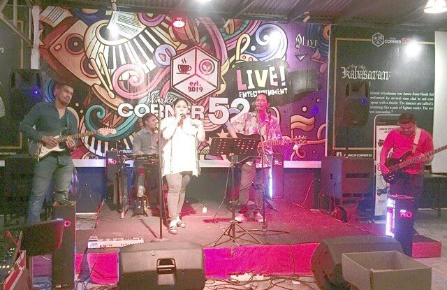 Tampilan live music di Warkop Corner 52. (Foto:Istimewa)
