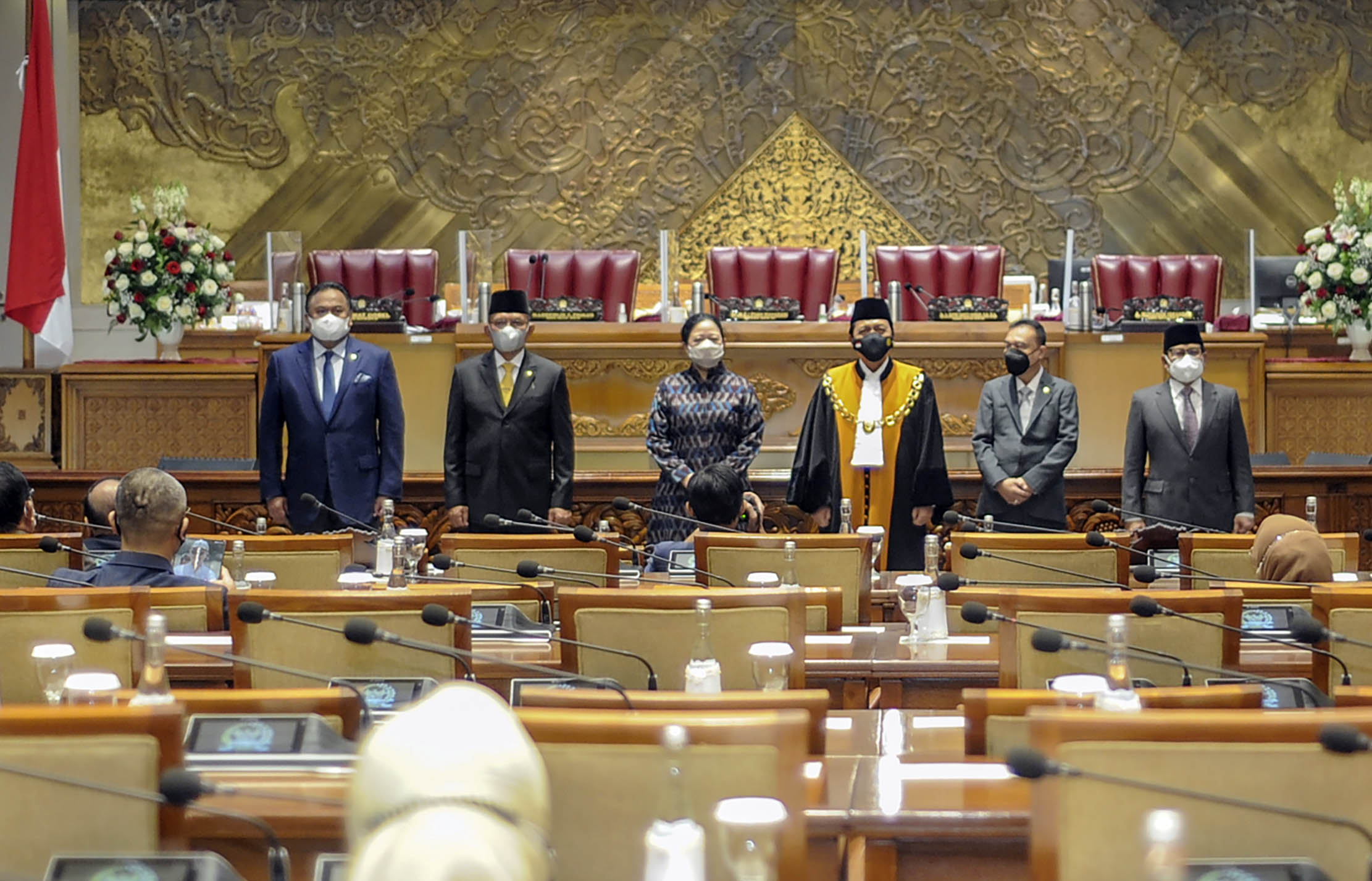 Pimpinan DPR menyaksikan pelantikan Wakil Ketua DPR Lodewijk F Paulus pada rapat paripurna ke-6 DPR Masa Persidangan I Tahun Sidang 2021-2022 di Gedung DPR, Jakarta, Kamis 30 September 2021. Foto : Panji Asmoro/TrenAsia