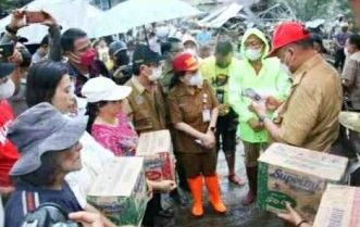 Gubernur Sulut, Olly Dondokambey membagikan paket sembako bagi warga Mitra. (Foto:Istimewa)