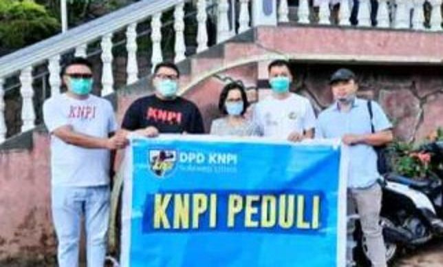 Ketua KNPI Sulut, Rio Dondokambey bersama pengurus membagikan sembako bagi warga terdampak bencana. (Foto:Istimewa)