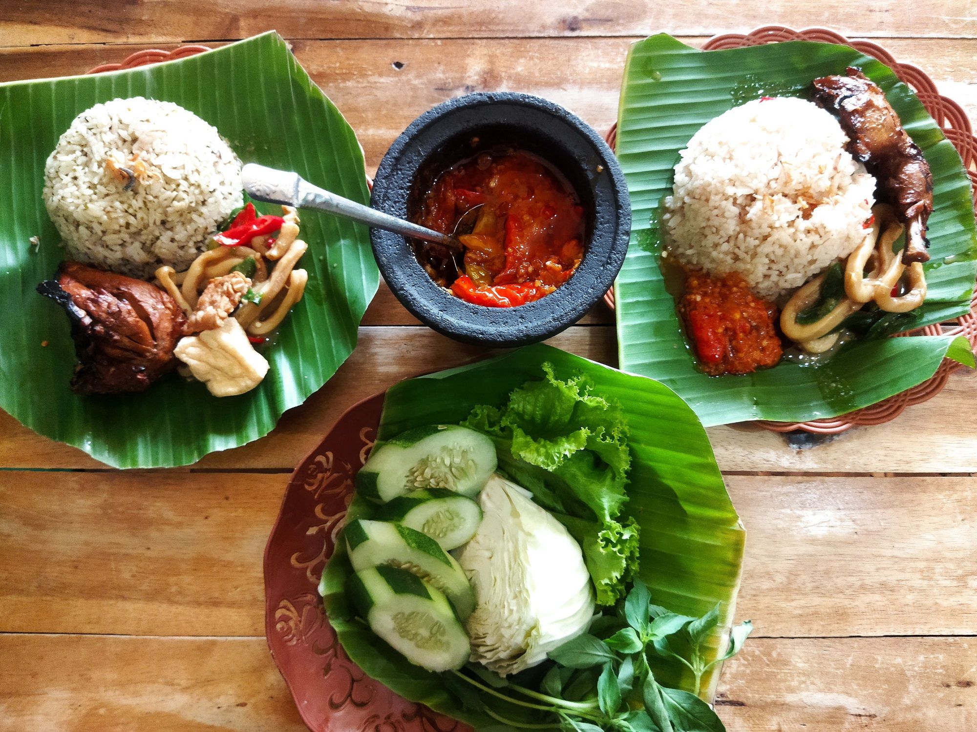 Nasi Daun Jeruk dan Ayam Bakar Sambel Alu Lampung, Rekomendasi Makan Siang Enak