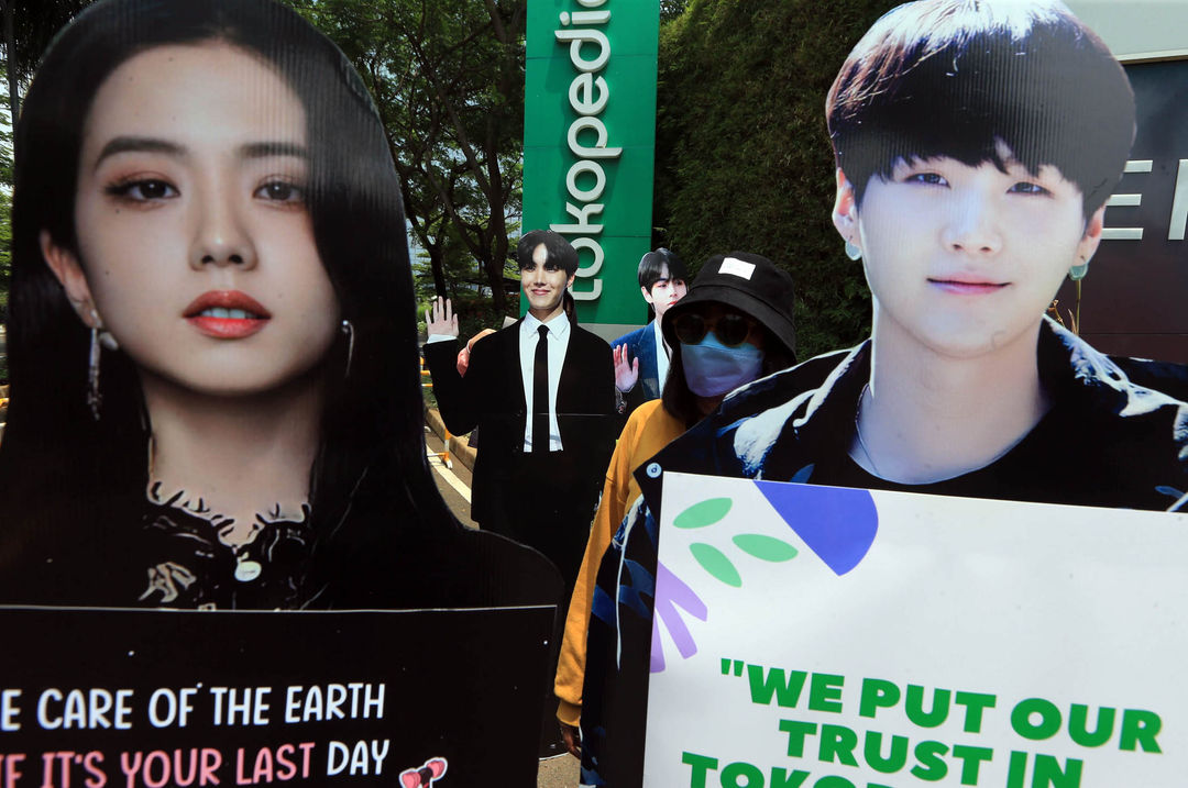 Fans k-pop yang tergabung dalam kpop4planeti menyerahkan petisi “tokopedia4bumi” dan menominasikan e-commerces terbesar di Indonesia Tokopedia untuk segera berkomitmen untuk 100% Energi Terbarukan pada Tahun 2030, Jumat 1 Oktober 2021. Foto : Panji Asmoro/TrenAsia