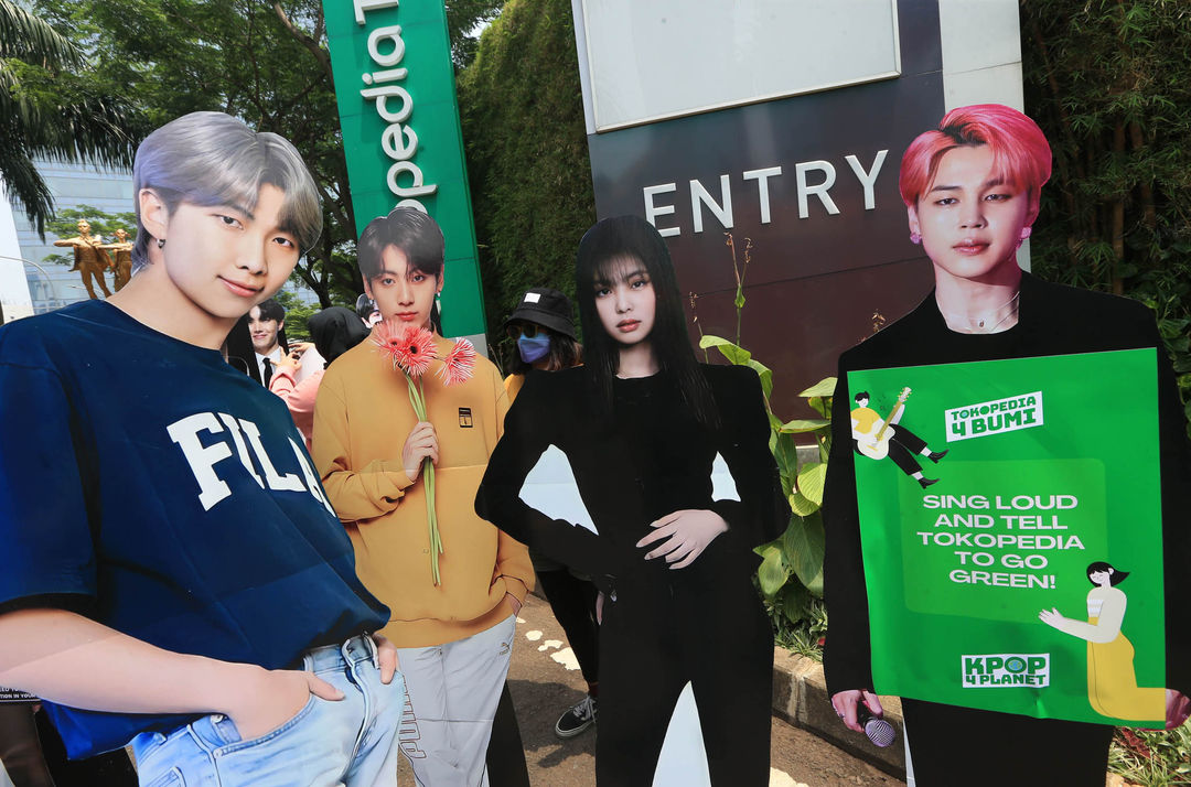 Fans k-pop yang tergabung dalam kpop4planeti menyerahkan petisi “tokopedia4bumi” dan menominasikan e-commerces terbesar di Indonesia Tokopedia untuk segera berkomitmen untuk 100% Energi Terbarukan pada Tahun 2030, Jumat 1 Oktober 2021. Foto : Panji Asmoro/TrenAsia