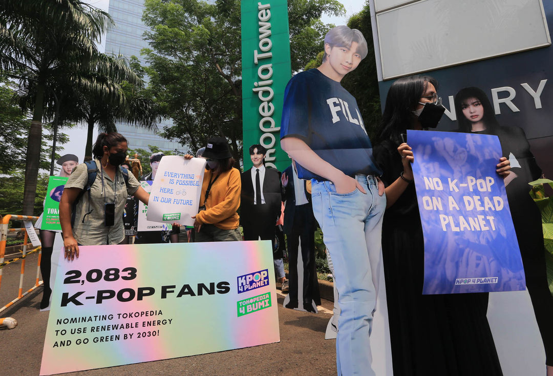 Fans k-pop yang tergabung dalam kpop4planeti menyerahkan petisi “tokopedia4bumi” dan menominasikan e-commerces terbesar di Indonesia Tokopedia untuk segera berkomitmen untuk 100% Energi Terbarukan pada Tahun 2030, Jumat 1 Oktober 2021. Foto : Panji Asmoro/TrenAsia