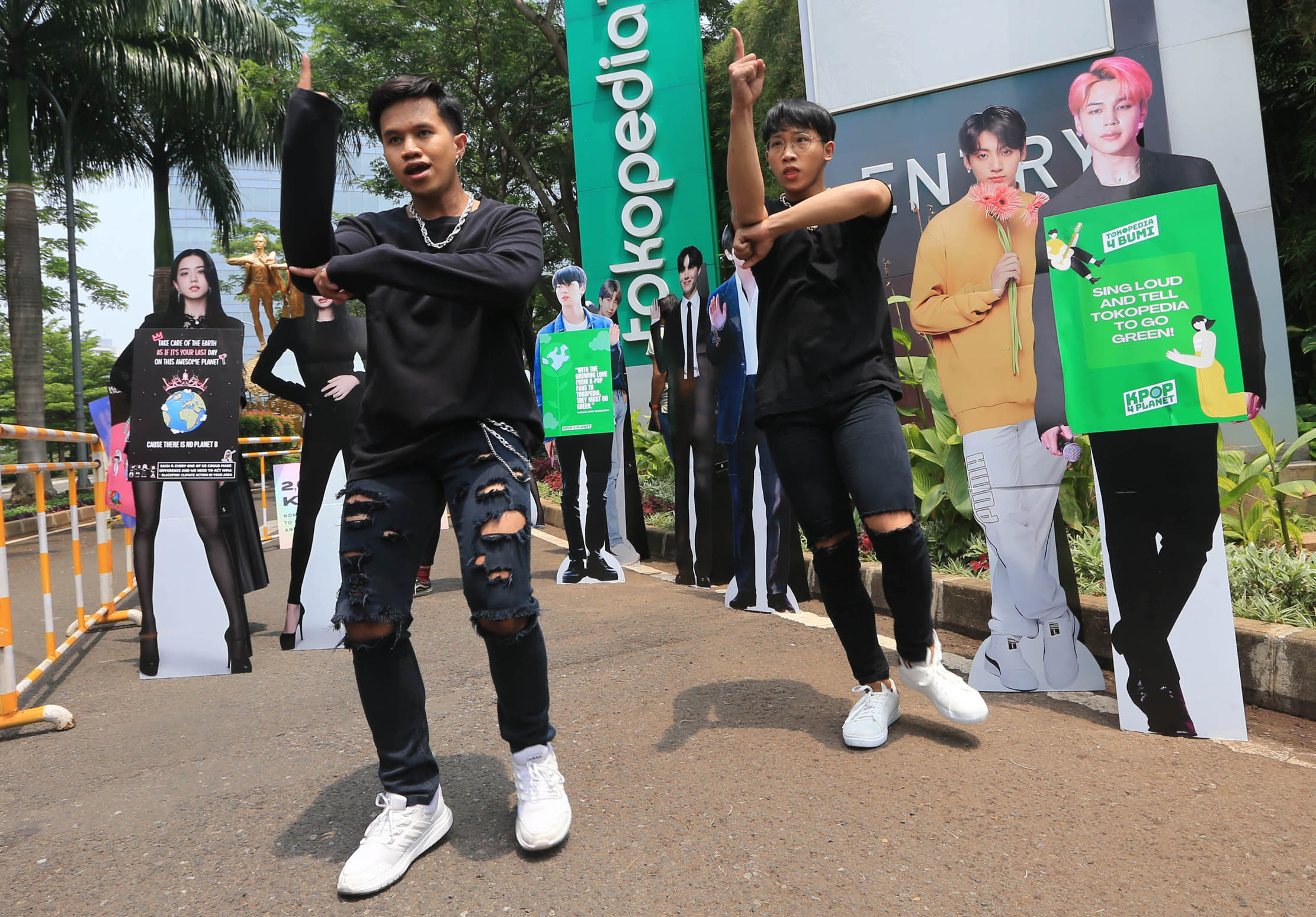 Fans k-pop yang tergabung dalam kpop4planeti menyerahkan petisi “tokopedia4bumi” dan menominasikan e-commerces terbesar di Indonesia Tokopedia untuk segera berkomitmen untuk 100% Energi Terbarukan pada Tahun 2030, Jumat 1 Oktober 2021. Foto : Panji Asmoro/TrenAsia