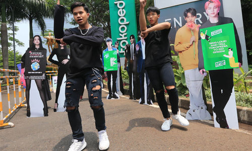 Fans k-pop yang tergabung dalam kpop4planeti menyerahkan petisi “tokopedia4bumi” dan menominasikan e-commerces terbesar di Indonesia Tokopedia untuk segera berkomitmen untuk 100% Energi Terbarukan pada Tahun 2030, Jumat 1 Oktober 2021. Foto : Panji Asmoro/TrenAsia