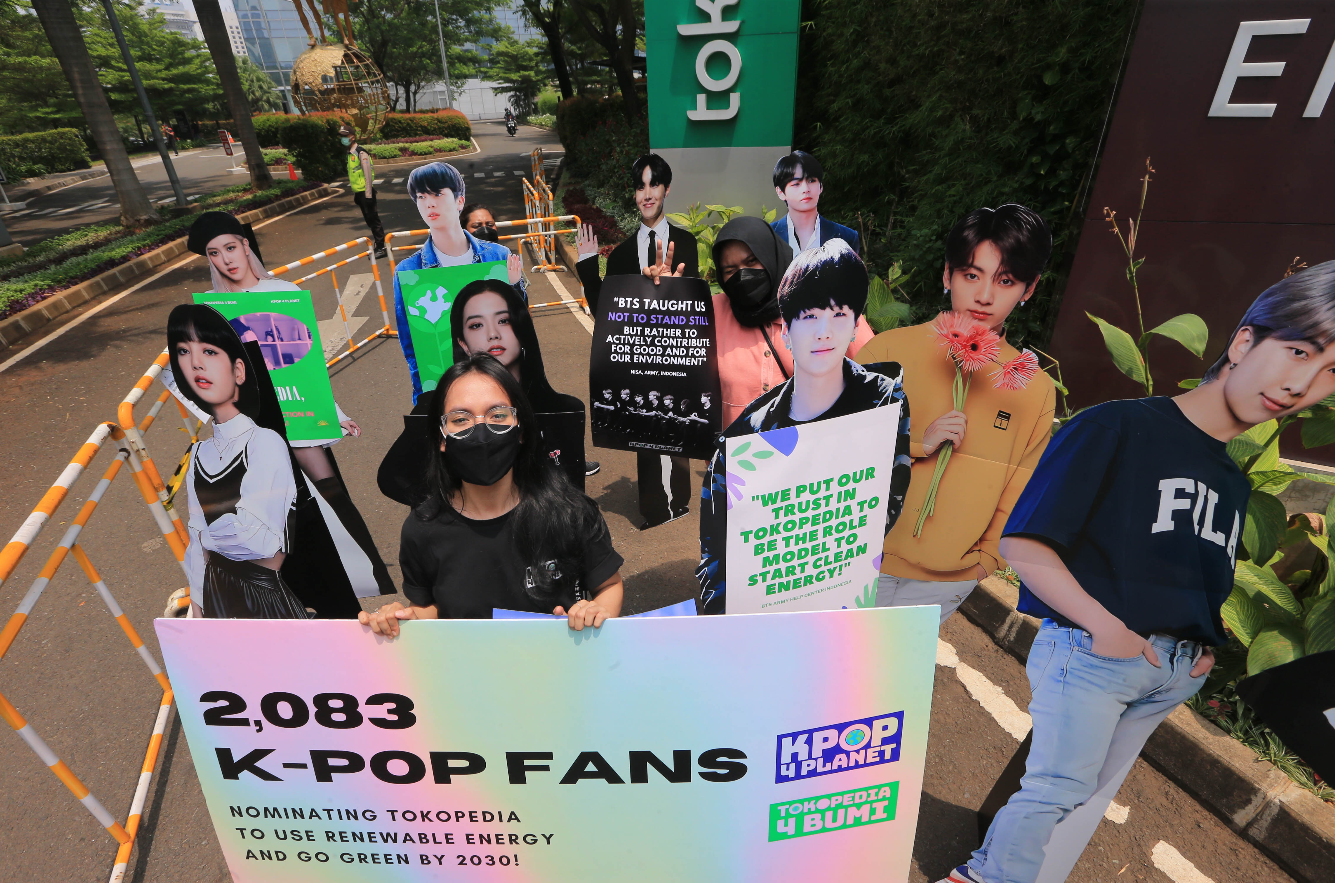 Fans k-pop yang tergabung dalam kpop4planeti menyerahkan petisi “tokopedia4bumi” dan menominasikan e-commerces terbesar di Indonesia Tokopedia untuk segera berkomitmen untuk 100% Energi Terbarukan pada Tahun 2030, Jumat 1 Oktober 2021. Foto : Panji Asmoro/TrenAsia