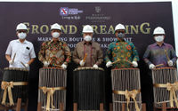 Marketing Director PT Agung Podomoro Land Tbk. (APLN) Agung Wirajaya (Kedua dari kiri); Paul Christian Project Director APLN (kedua dari kanan); Zaldy Wihardja Chief Marketing Officer Bukit Podomoro Jakarta (kanan) dan General Manager Project Bukit Podomoro Jakarta Yansen Rahmat pada acara seremonial Ground Breaking Marketing Boutique Bukit Podomoro Jakarta di Jakarta Timur 2 Oktober 2021. Foto : Panji Asmoro/TrenAsia