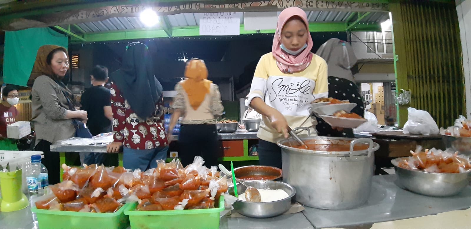 Sego Sambel Mak Yeye bisa menjual ratusan porsi setiap harinya. 