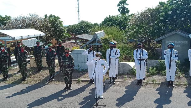 Komandan Pangkalan TNI AL Maumere Jadi Inspektur Upacara dalam Ziarah Nasional HUT TNI Ke-76 