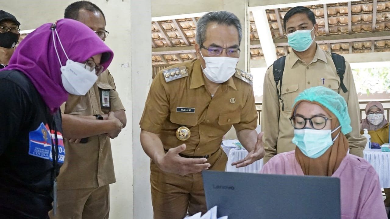 Bupati saat memanrau pelaksanaan vaksinasi di PSG Bantul