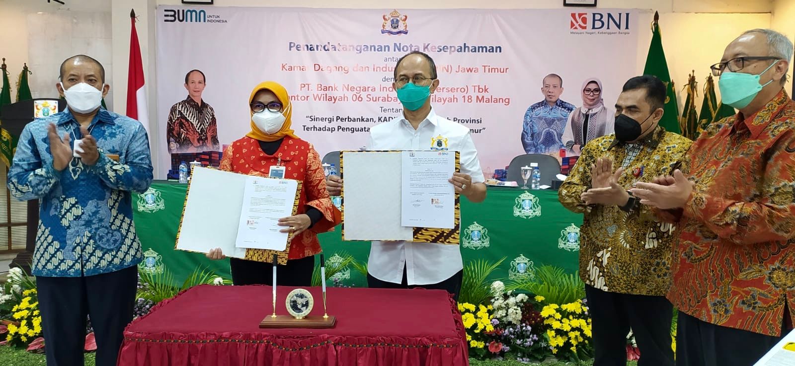 Pemimpin BNI Wilayah 06 Surabaya Muhammad Gunawan Putra, Pemimpin BNI Wilayah 18 Malang, Beby Lolita Indriani, Ketua Umum Kadin Jawa Timur, Adik Dwi Putranto, Kepala Dinas Perindustrian dan Perdagangan Jawa Timur, Drajat Irawan dan Kepala Perwakilan BI Jawa Timur, Budi Hanoto. 
