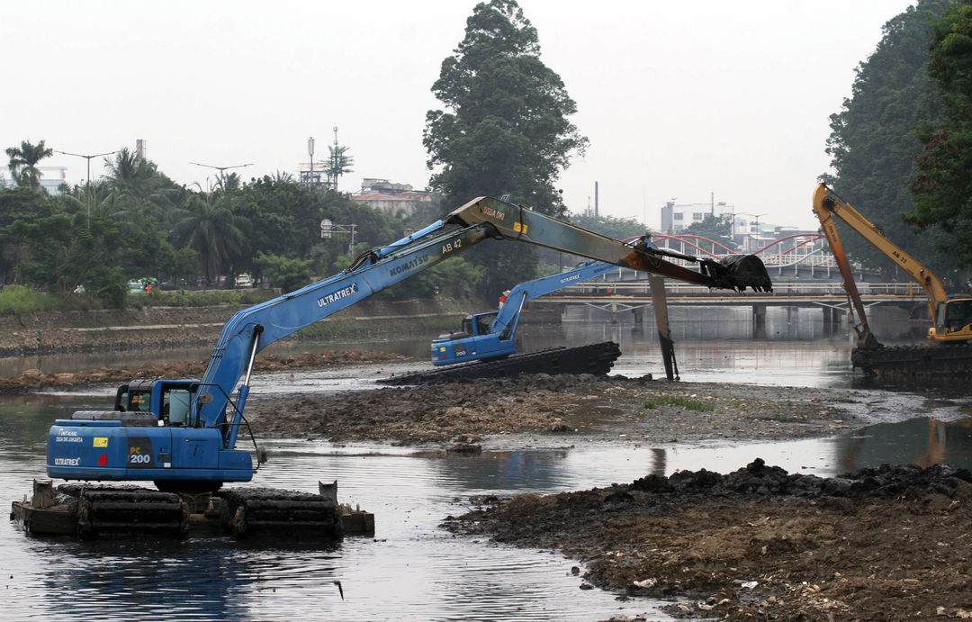 Nampak sejumlah alat berat tengah melakukan pengerukan di Kali Mookevart , Jl Daan Mogot Jakarta Barat, Senin 4 Oktober 2021. Foto : Panji Asmoro/TrenAsia