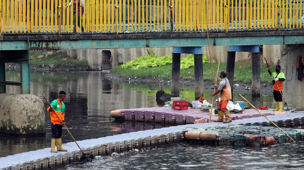 Keruk Lumpur Kali Mookevart Untuk Antisipasi Banjir - Panji 5.jpg