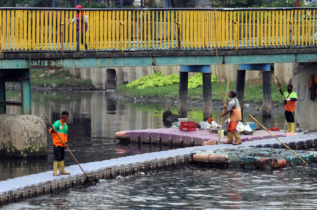 Nampak petugas tengah membersihkan sampah sebelum alat berat melakukan pengerukan di Kali Mookevart , Jl Daan Mogot Jakarta Barat, Senin 4 Oktober 2021. Foto : Panji Asmoro/TrenAsia