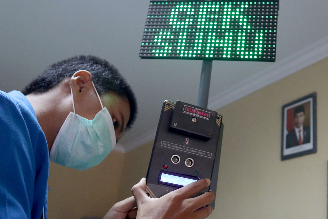 Pelajar menyelesaikan pembuatan alat pengukur suhu tubuh yang diberi nama tels meter di SMK Telekomunikasi Telesandi, Tambun, Bekasi, Jawa Barat, Selasa, 5 Oktober 2021. Foto: Ismail Pohan/TrenAsia