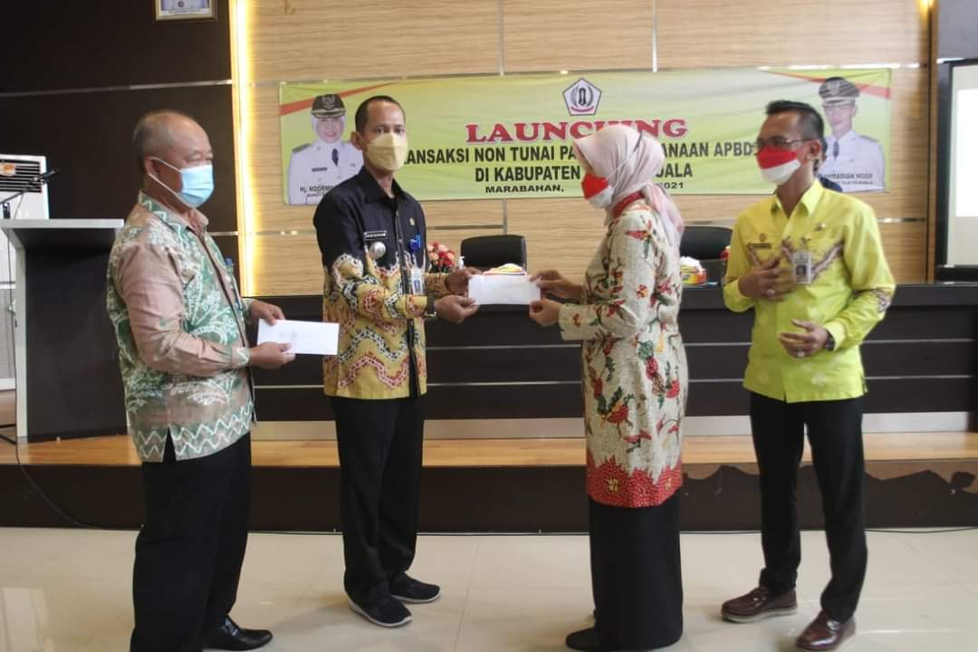 Bupati Batola menyerahkan bantuan secara simbolis kepada tiga anak dengan penyakit kronis.