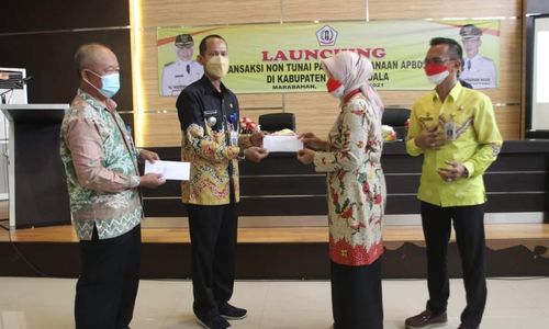 Bupati Batola membantu tiga anak-anak.jpeg