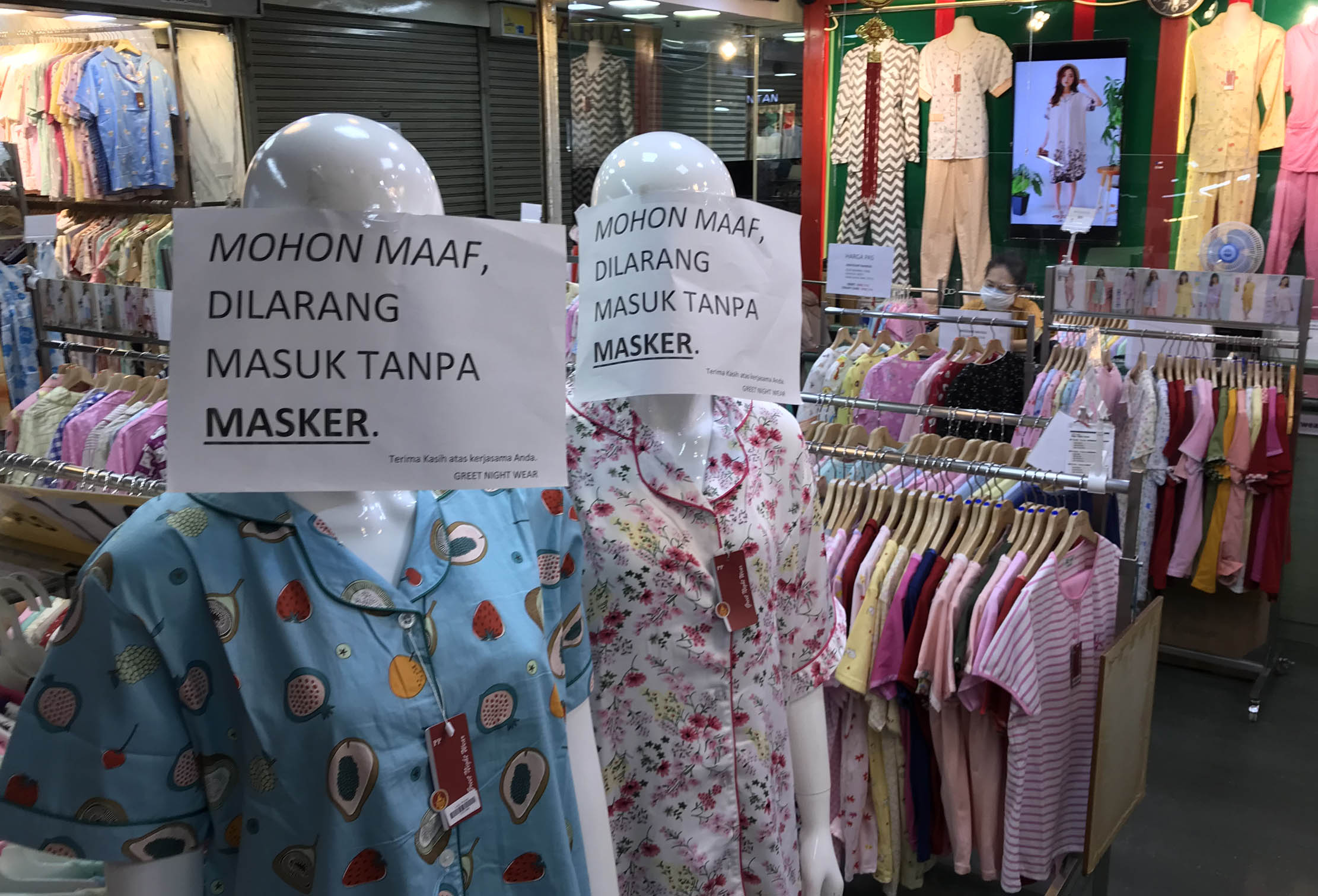 Suasana perdagangan di salah satu pusat fashion dan pakaian jadi Pasar Pagi Mangga Dua, Rabu 6 Oktober 2021. Foto : Panji Asmoro/TrenAsia