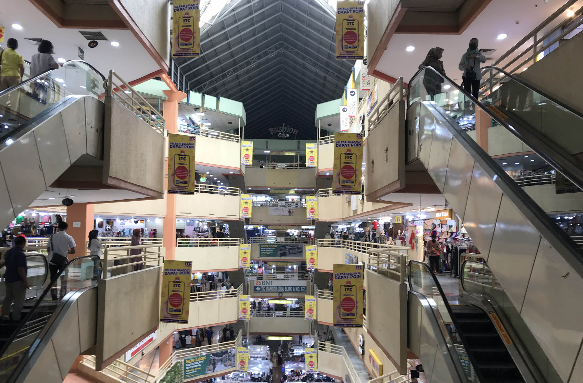 Suasana perdagangan di salah satu pusat fashion dan pakaian jadi Pasar Pagi Mangga Dua, Rabu 6 Oktober 2021. Foto : Panji Asmoro/TrenAsia