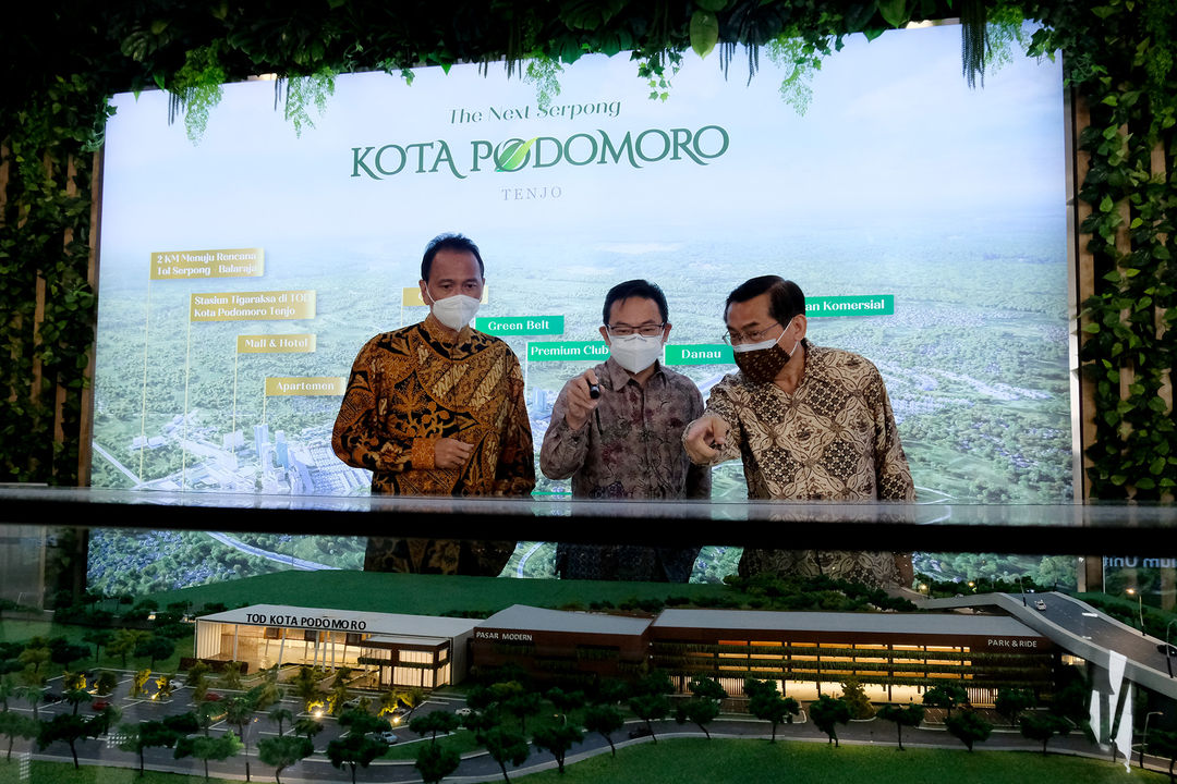 Marketing Director PT Agung Podomoro Land Tbk (APLN) Agung Wirajaya (Kiri}, Chief Marketing Officer Kota Podomoro Tenjo Zaldy Wihardja (tengah), dan Kepala Project Kota Podomoro Tenjo Mansyur Wahab (kanan) berbincang disela - sela acara seremonial Ground Breaking Club House Kota Podomoro Tenjo, Bogor Jawa Barat, Kamis , 7 Oktober 2021. Foto: Ismail Pohan/TrenAsia