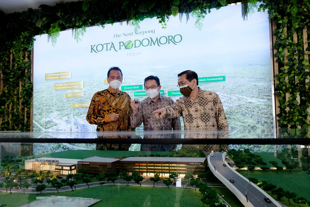 Marketing Director PT Agung Podomoro Land Tbk (APLN) Agung Wirajaya (Kiri}, Chief Marketing Officer Kota Podomoro Tenjo Zaldy Wihardja (tengah), dan Kepala Project Kota Podomoro Tenjo Mansyur Wahab (kanan) berbincang disela - sela acara seremonial Ground Breaking Club House Kota Podomoro Tenjo, Bogor Jawa Barat, Kamis , 7 Oktober 2021. Foto: Ismail Pohan/TrenAsia