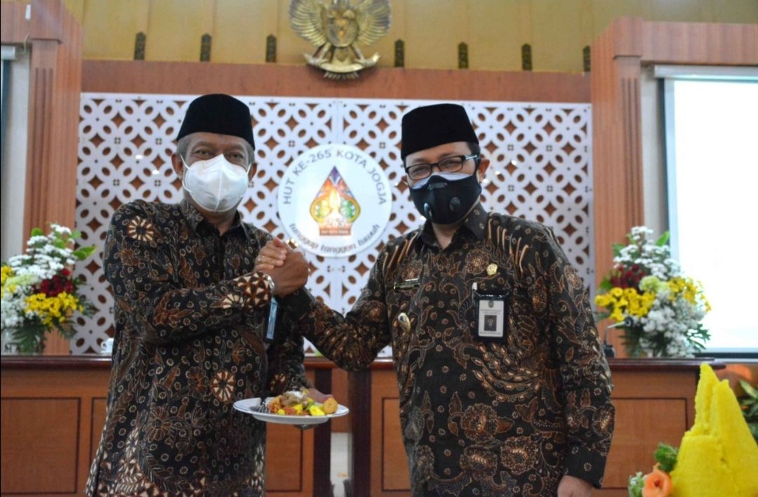 Walikota dan Wakil Walikota Yogyakarta melakukan pemotongan tumpeng, sebagai rasa syukur atas peringatan HUT ke-265 Kota Yogyakarta, yang jatuh pada Kamis (7/10/2021).