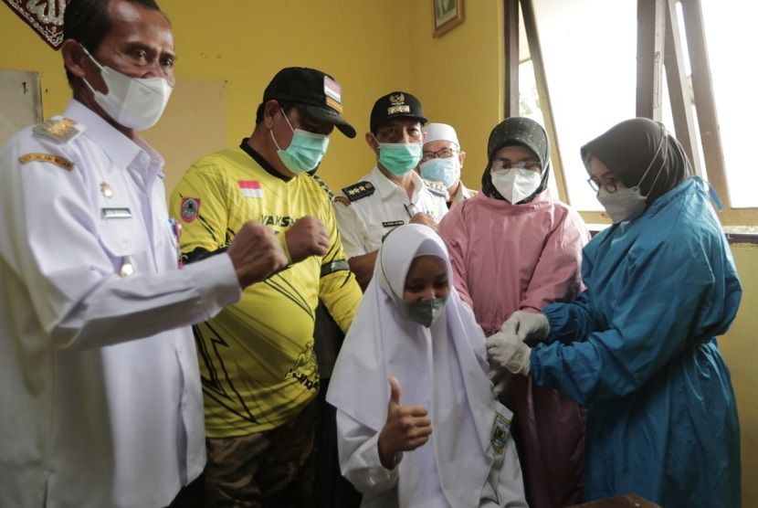 Gubernur Kalsel dan Bupati Tanah Laut meninjau langsung vaksinasi yang menyasar pelajar dan santri di Tala.