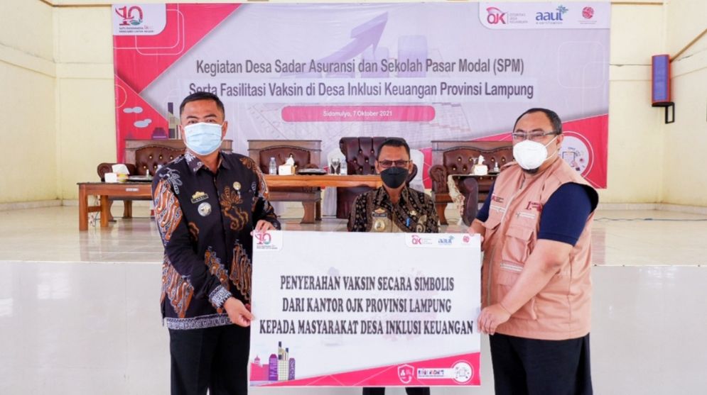 Penyerahan vaksin secara simbolis dari OJK Provinsi Lampung. 