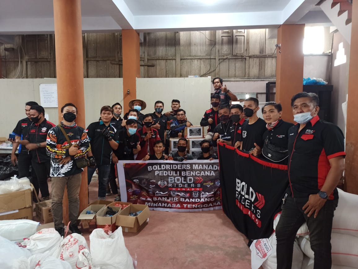Puluhan komunitas anak motor Bold Riders yang tergabung dalam Tagana KITA Manado saat mengumpulkan bantuan untuk dikirim kepada korban banjir bandang di sejumlah daerah di Minahasa Tenggara, akhir pekan lalu