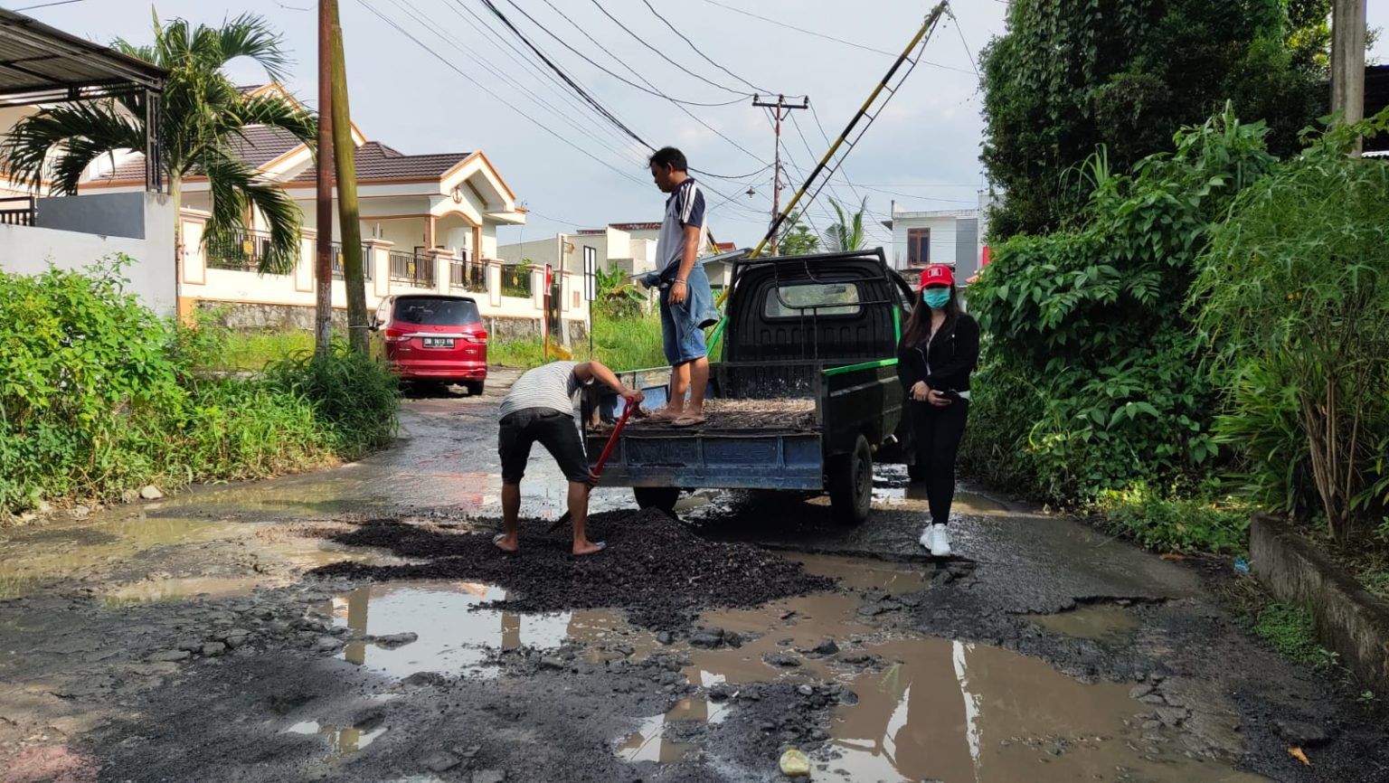 Anggota DPRD Kota Manado, Jurani Rurubua saat mengawasi pekerjaan perbaikan jalan di Perum GPI Manado. (Foto:Istimewa)